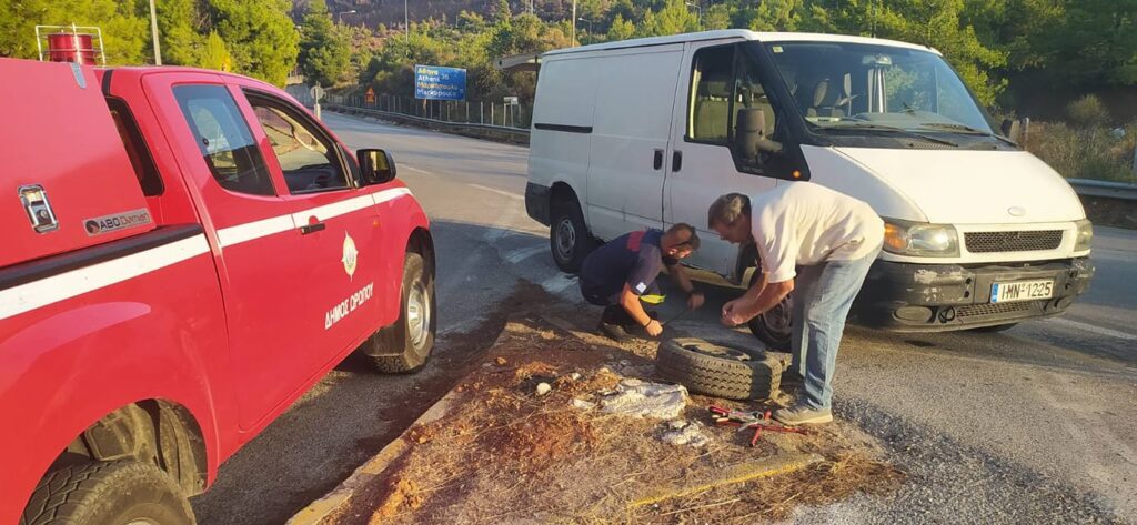 Παροχή βοηθείας για αντικατάση ελαστικού