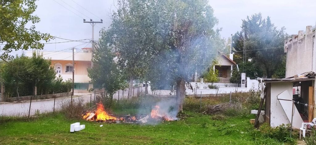 Καύση ξερών χόρτων στην Νέα Πολιτεία Ωρωπού