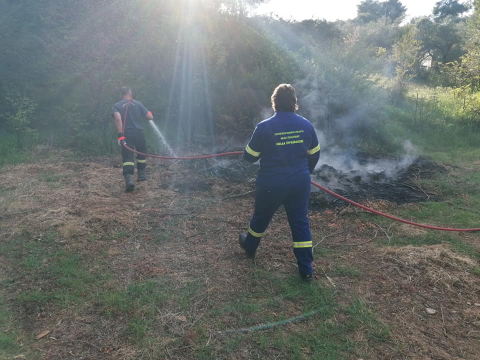 Πυρκαγιά στον οικισμό Ποντίων στη Νέα Πολιτεία Ωρωπού