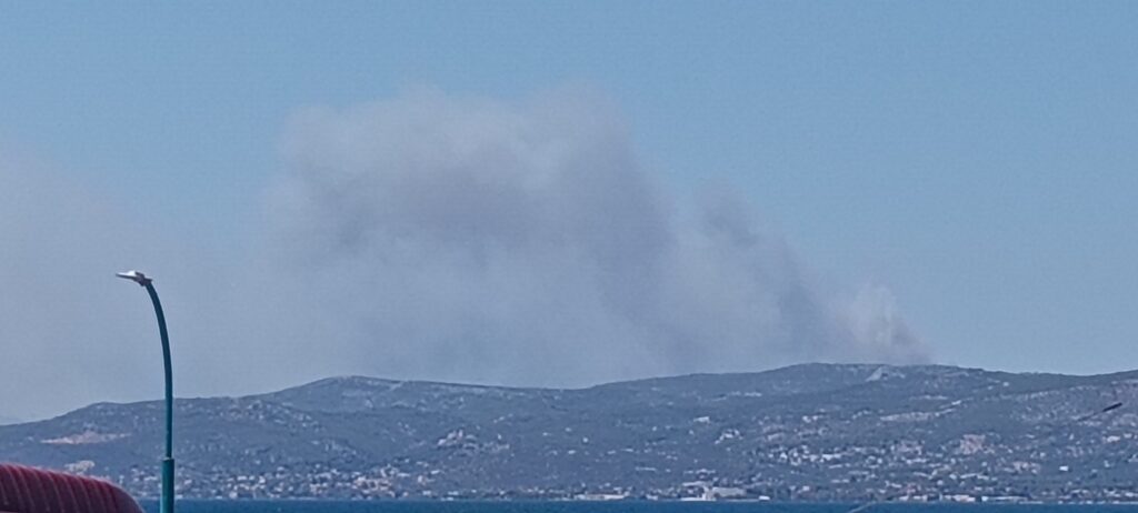 Πυκνός καπνός και έντονη μυρωδιά